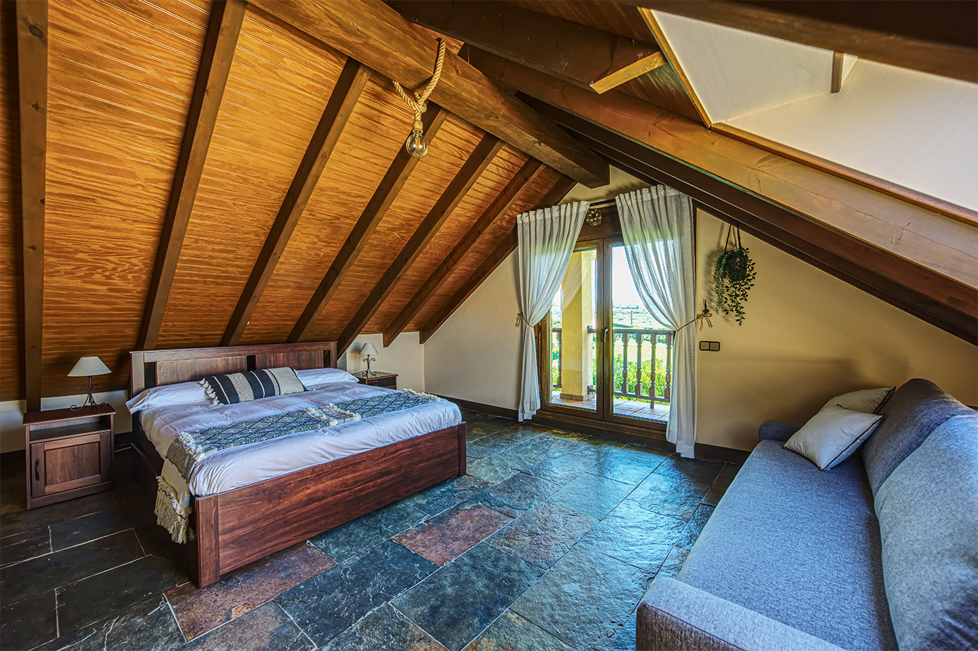 Habitacion abuhardillada en primera planta (techo bajo)